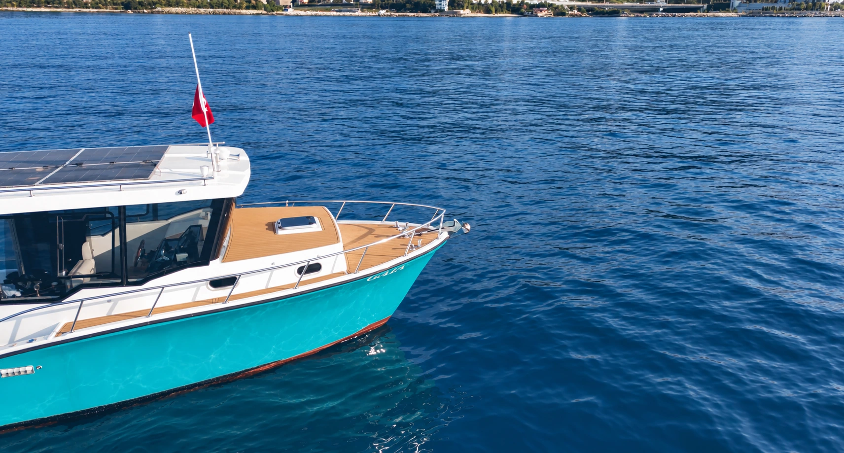 ORCA-900 — baş güverte, kabin ve güneş panellerinin yakın görünümü